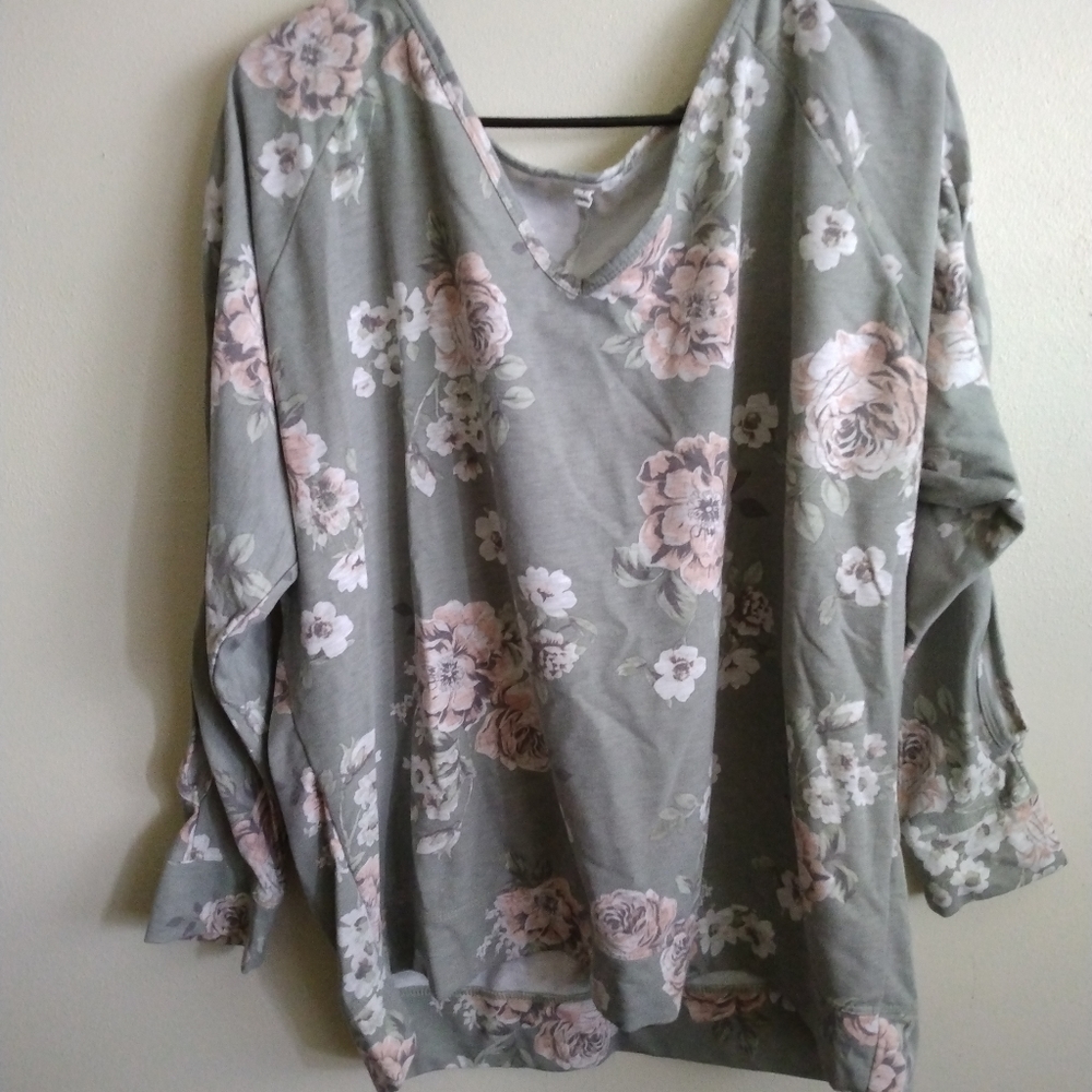 Maurices Floral Top with cut out sleeves.